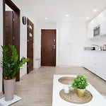 Grzybowska By Renters Appartamento